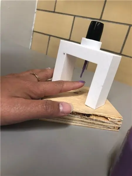 Направляйте ноготь под щетку