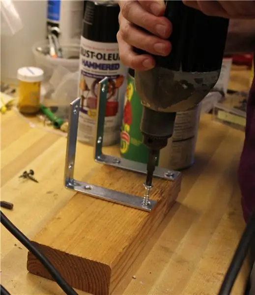 Прикрепите L-образные кронштейны к деревянному блоку