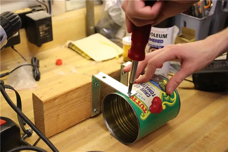 Прикрепите банку к кронштейнам