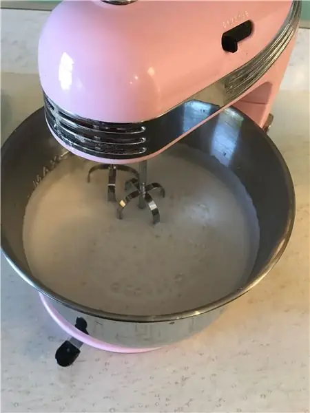 Смешайте яичные белки