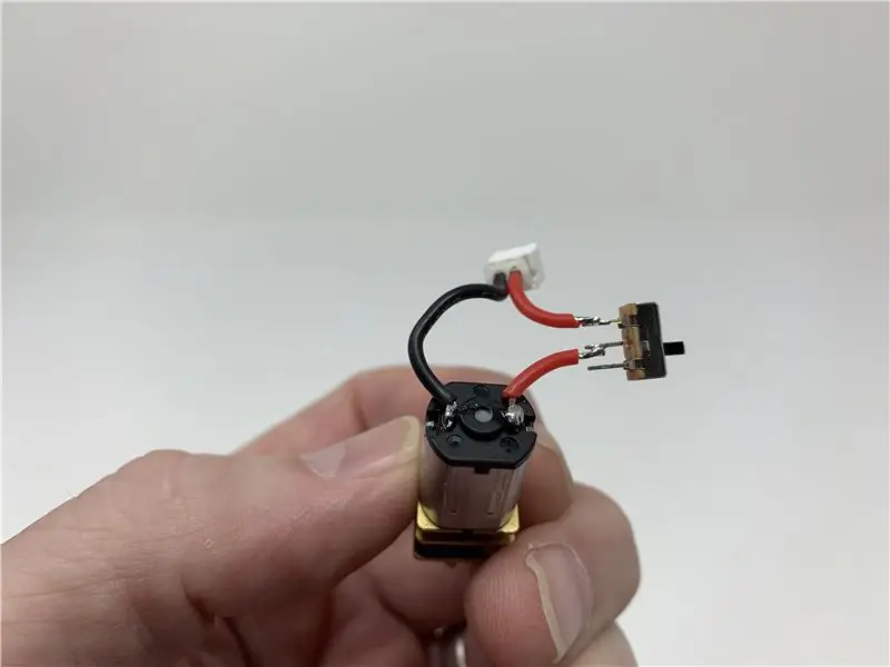 Подключите двигатель робота и выключатель