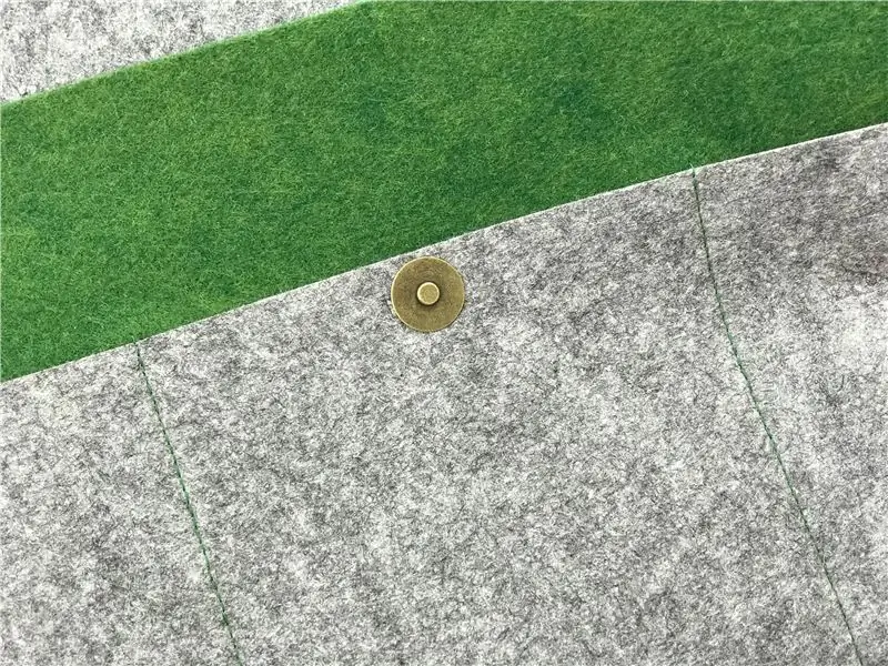 Прикрепите одну часть магнитной застежки к карману