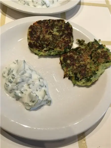 Оладьи из цуккини с йогуртовым соусом