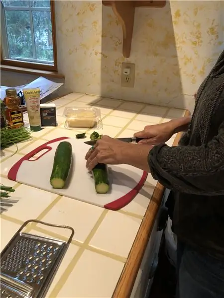 Приготовим вкусные оладьи из цуккини с йогуртовым соусом