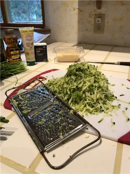 Приготовим вкусные оладьи из цуккини с йогуртовым соусом