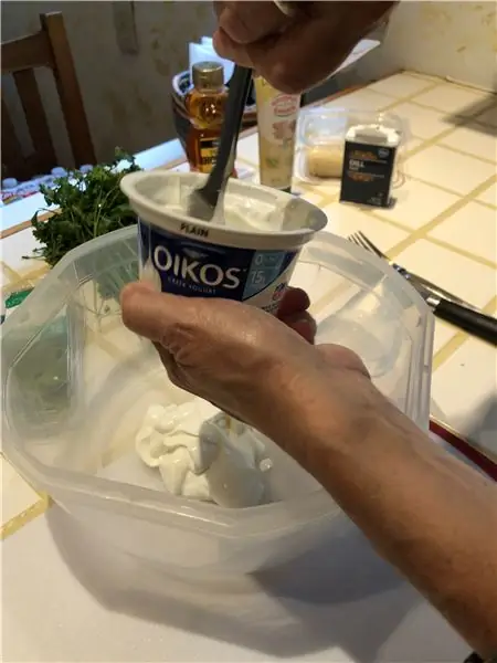 Начните готовить йогуртовый соус с чесноком и травами