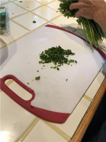 Начните готовить йогуртовый соус с чесноком и травами