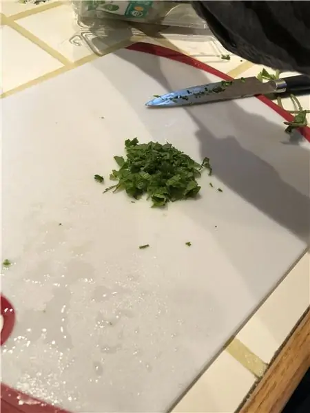 Начните готовить йогуртовый соус с чесноком и травами