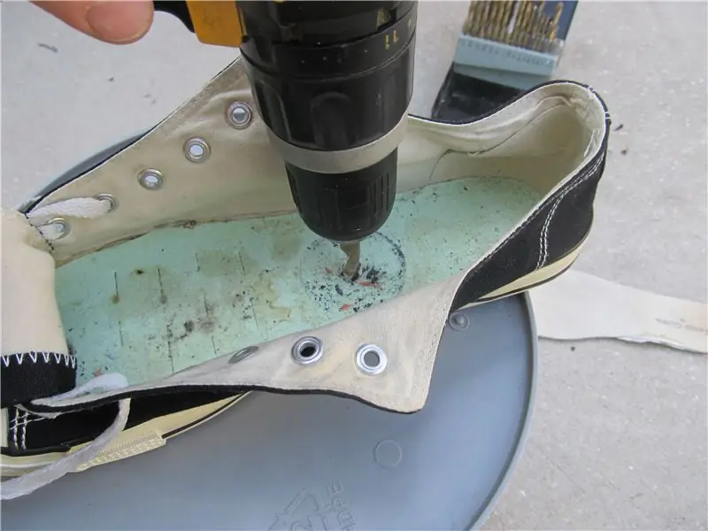 Установите башмак на ведро