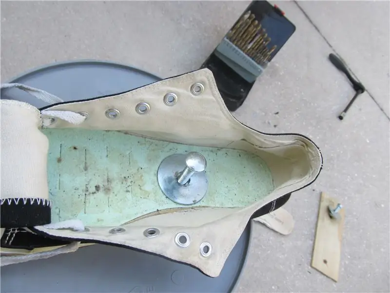 Установите башмак на ведро