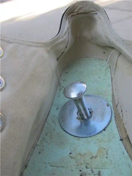 Установите башмак на ведро