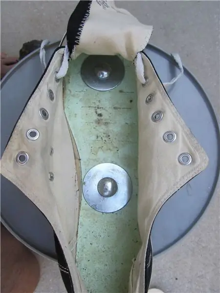 Установите башмак на ведро