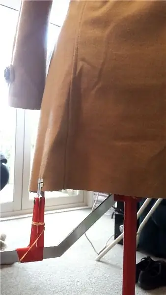 Поднимите подол пальто