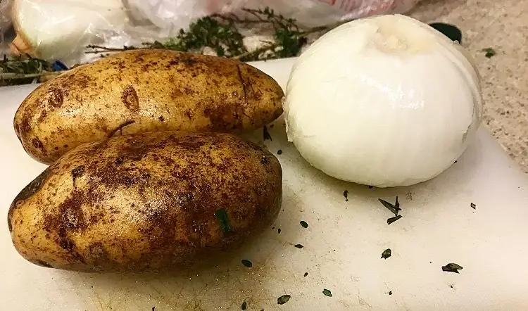 Жареные овощи: хрустящая соль и картофель с перцем; Жареный сладкий лук и помидоры