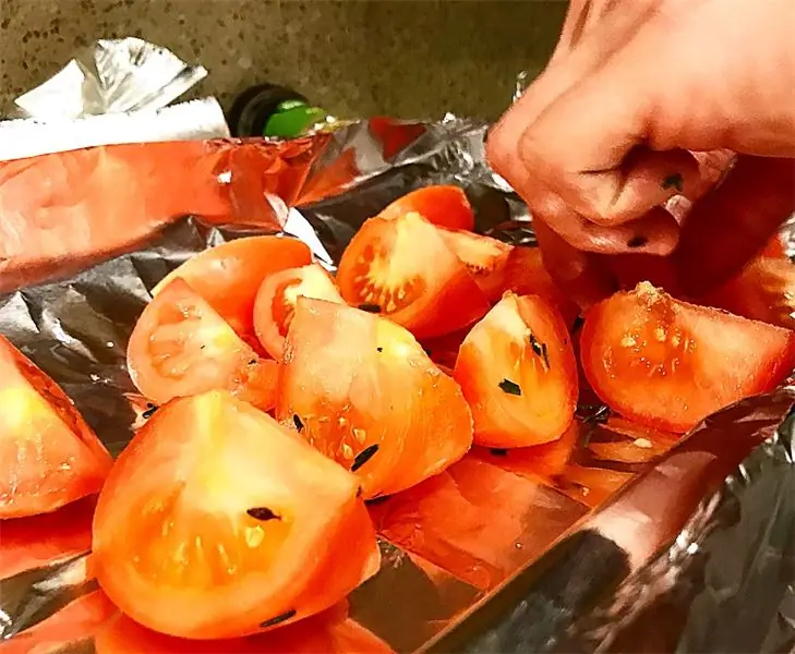 Жареные овощи: хрустящая соль и картофель с перцем; Жареный сладкий лук и помидоры