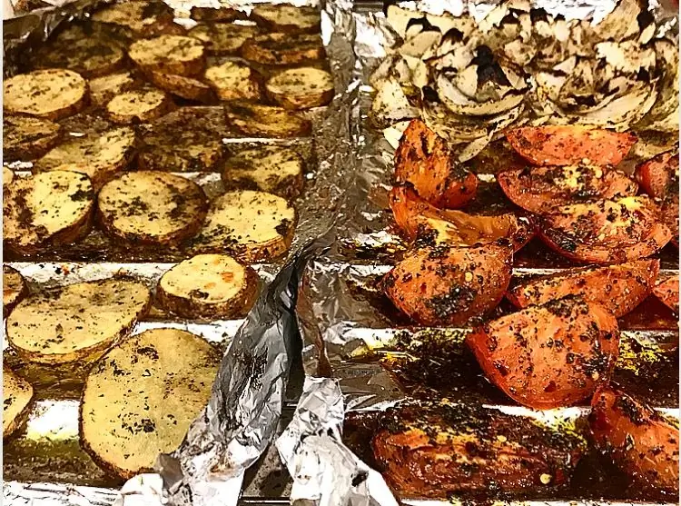 Жареные овощи: хрустящая соль и картофель с перцем; Жареный сладкий лук и помидоры