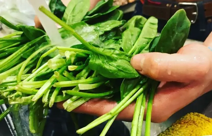 Обжаренный с чесноком и шпинатом