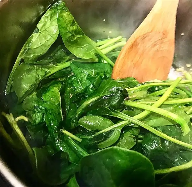 Обжаренный с чесноком и шпинатом