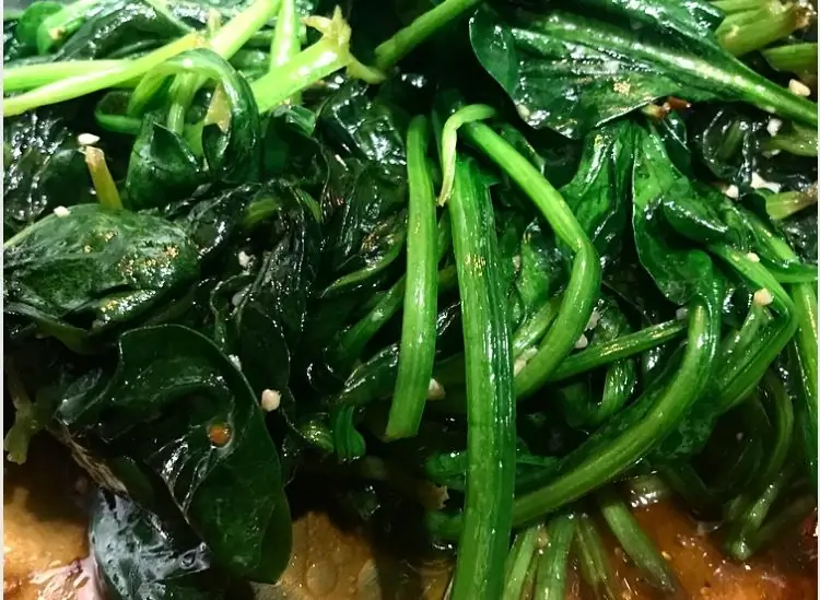 Обжаренный с чесноком и шпинатом