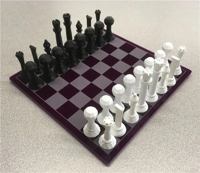 Напечатанные на 3D-принтере шахматные фигуры и акриловая шахматная доска