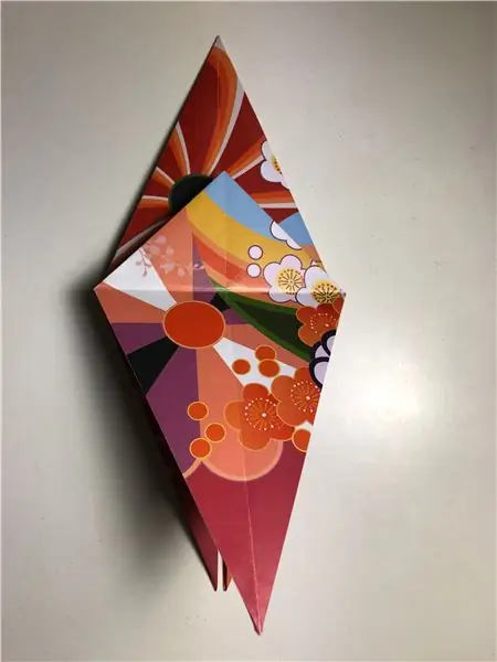 Сложите верхний слой вниз, как показано на рисунке