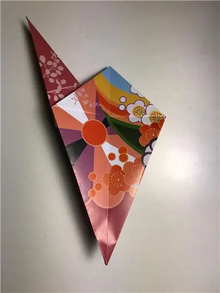 Сложите лоскут вверх, чтобы получилось ухо. Убедитесь, что он совпадает с линией пролива, как показано, затем сгладьте