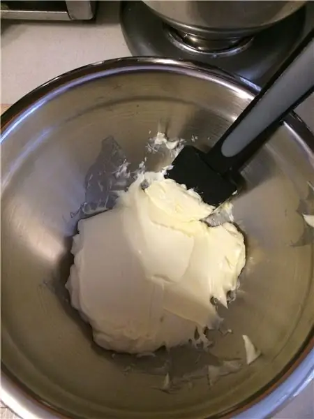 Смешайте размягченное масло и соль Смешайте размягченное масло и соль