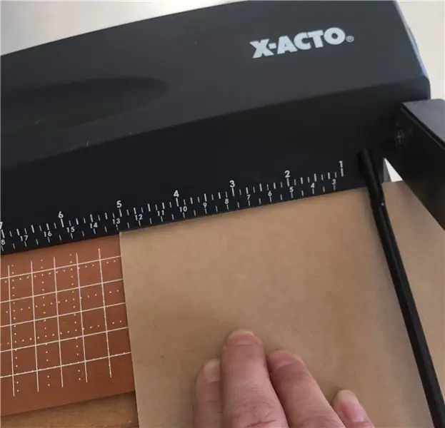 Вырежьте картон и бумагу для вырезок