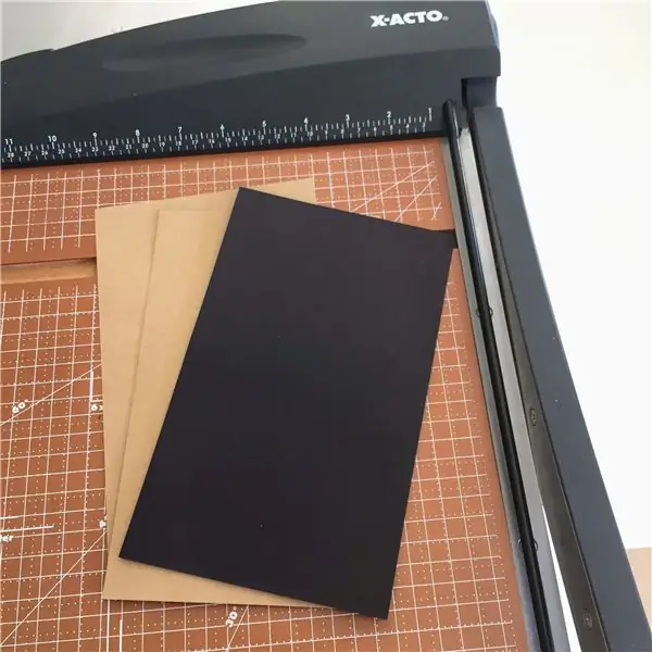 Вырежьте картон и бумагу для вырезок