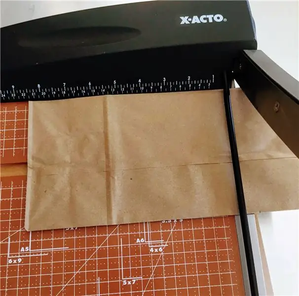 Вырежьте картон и бумагу для вырезок