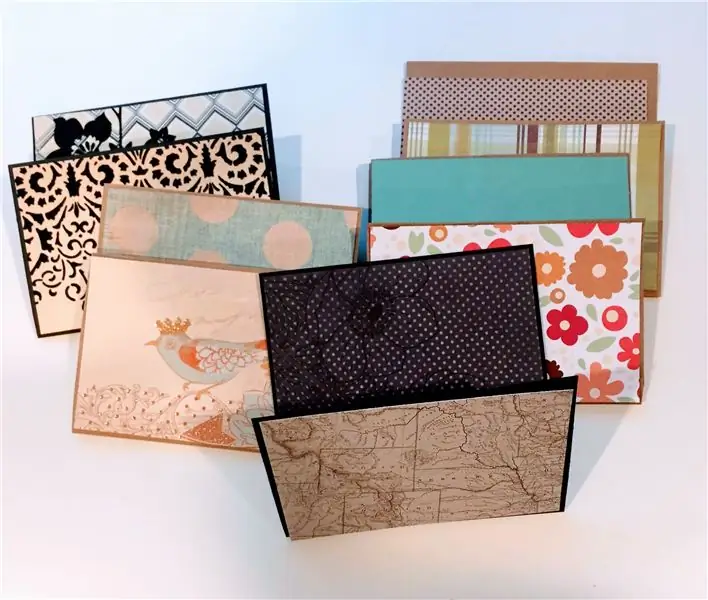 Сложите картонную бумагу и скрепите бумагу для альбомов на месте