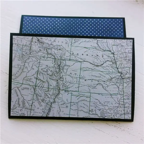 Сложите картонную бумагу и скрепите бумагу для альбомов на месте