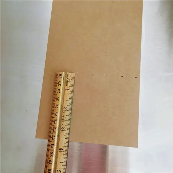 Сложите картонную бумагу и скрепите бумагу для альбомов на месте