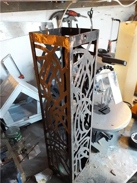 Солнечный садовый светильник из переработанного мусора