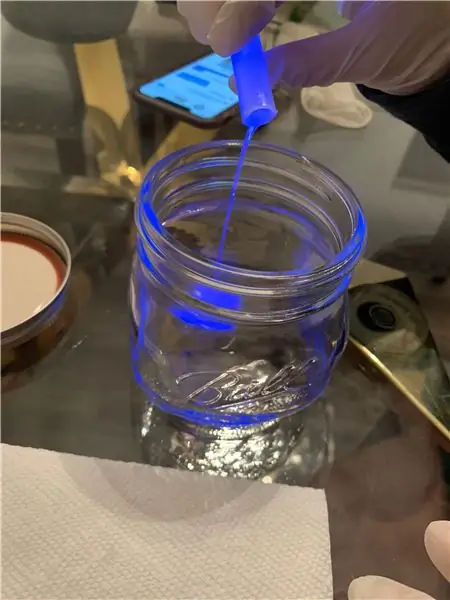 Слейте жидкость из Glow Stick Liquid