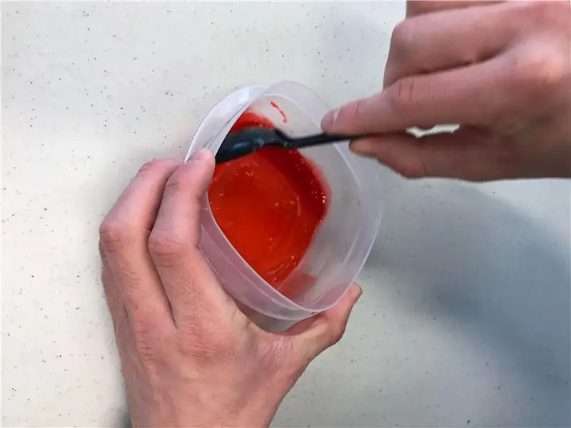 Смешайте пищевой краситель со смесью воды и мыла Смешайте пищевой краситель со смесью воды и мыла