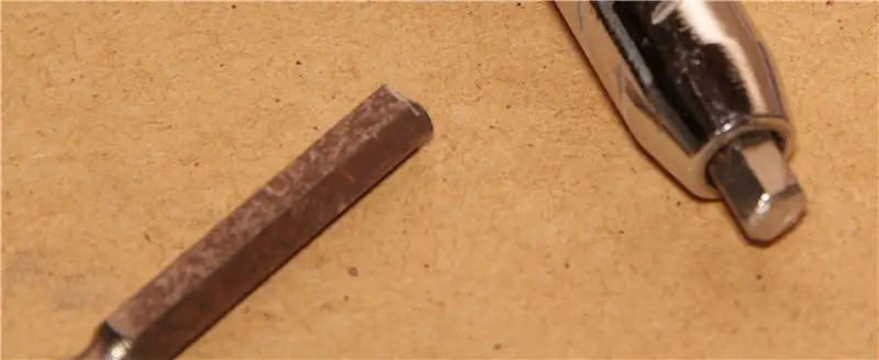 Просверлить отверстие в ручке