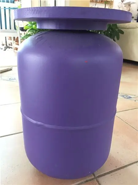 Табурет Weeble Wobble, сделанный с бензобаком Табурет Weeble Wobble, сделанный с бензобаком