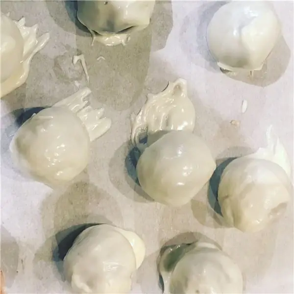 Окунуть шарики в растопленный белый шоколад