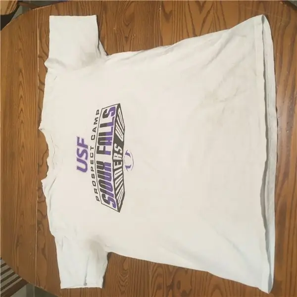 Положите рубашку на стол