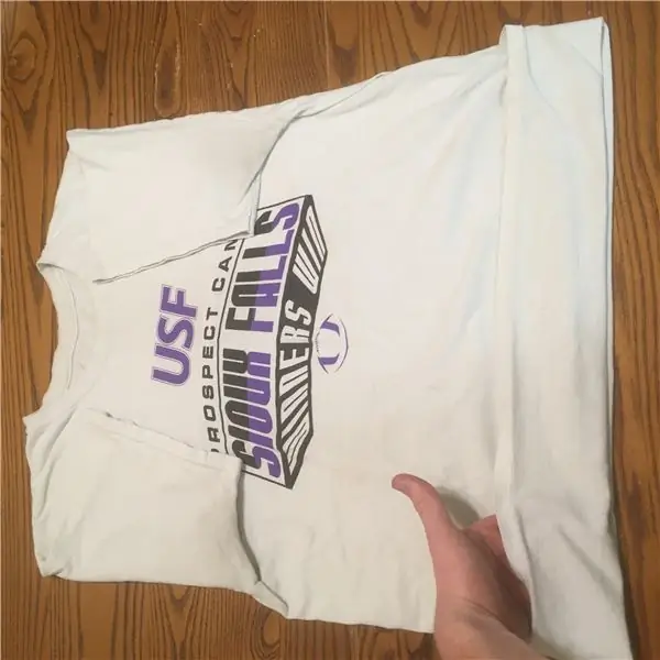 Закрутите нижнюю часть примерно на 2-3 дюйма по всему периметру и загните рукава внутрь