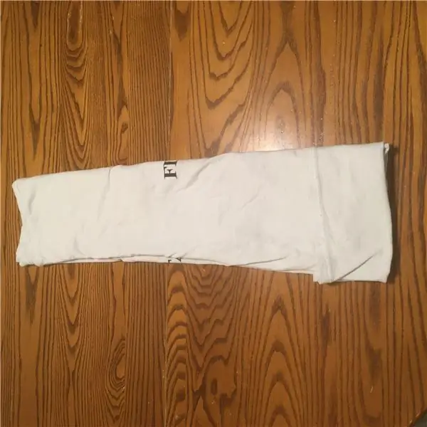 Сложите правую сторону над левой