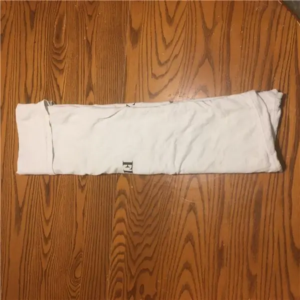 Поверните рубашку так, чтобы воротник рубашки был на вас