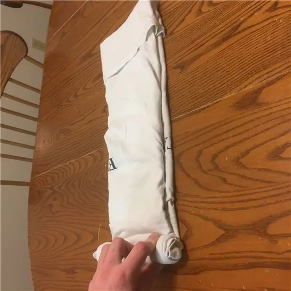 Сверните рубашку плотно сверху вниз