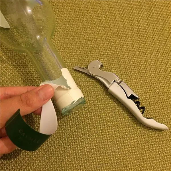 Отрежьте верхнюю обертку бутылки