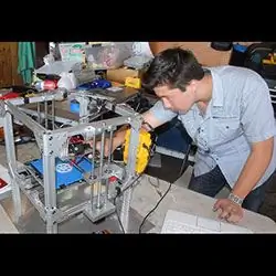 WHEA Senior создает 3D-принтер для своей школы