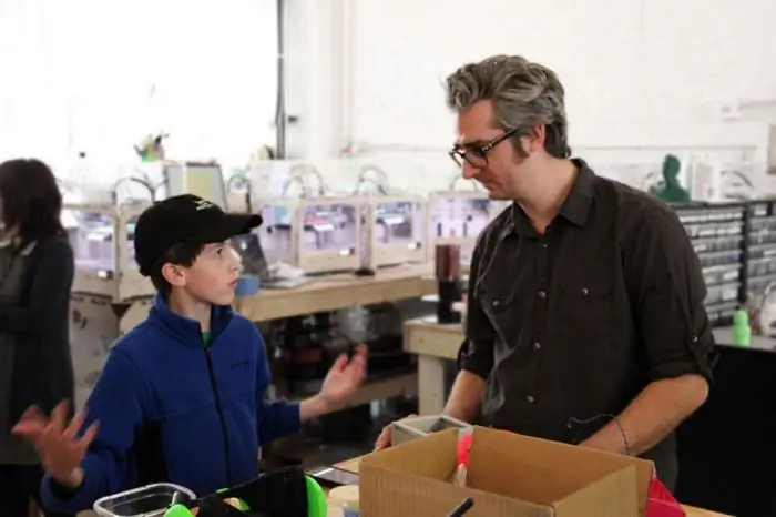 Томас Суарес с Бре Петтис из MakerBot Томас Суарес с Бре Петтис из MakerBot
