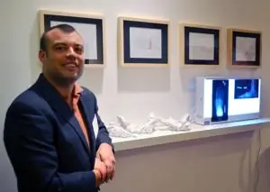 Доктор Николас Джовинко с напечатанными на 3D-принтере ступнями для подготовки к операции Доктор Николас Джовинко с напечатанными на 3D-принтере ступнями для подготовки к операции