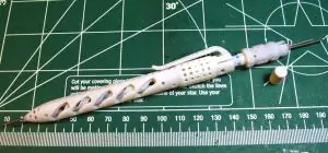 напечатанная на 3D-принтере деталь карандаша напечатанная на 3D-принтере деталь карандаша