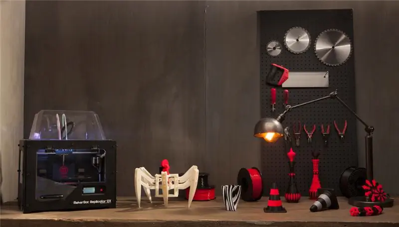 3D-принтер MakerBot Replicator2X с отпечатками 3D-принтер MakerBot Replicator2X с отпечатками
